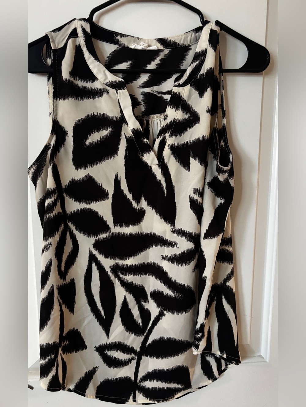 Maurices Black & White Leaf-Print Sleeveless Blouse - Picture 4 of 4
